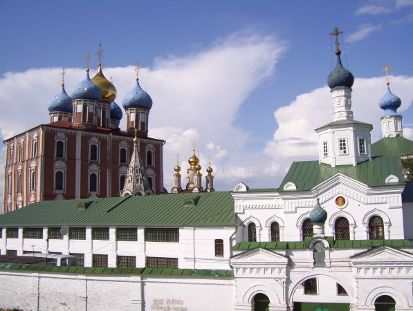 Hotel der Adligen vorne und Uspenskii Kathedrale hinten