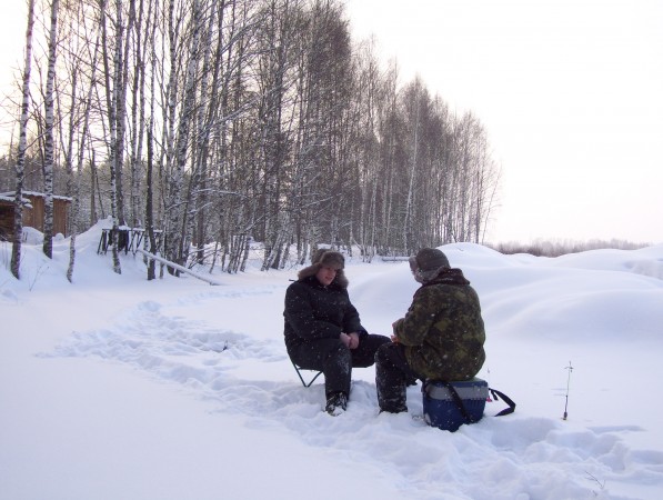 Volodja und ich beim Eisangeln auf dem See