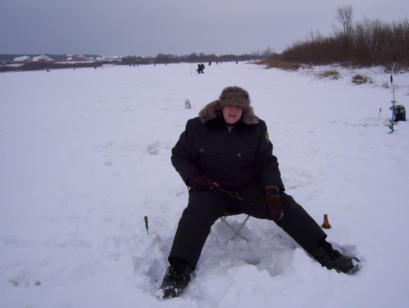 100_8862 Eisangeln auf einem öffentlich zugänglichen See