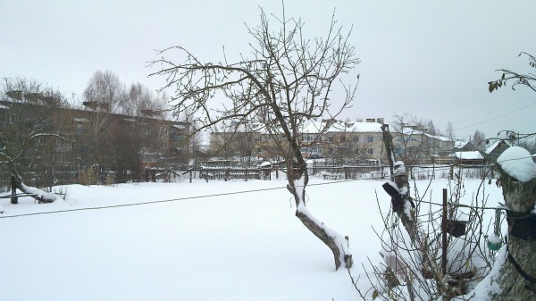 verschneiter Garten der Großeltern