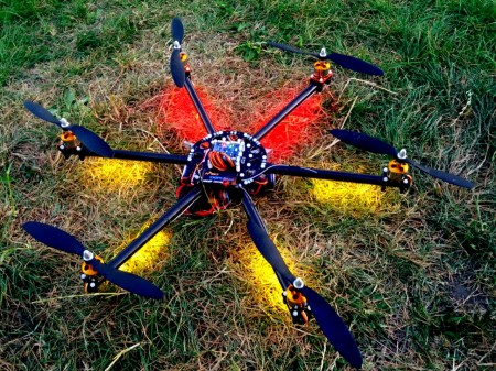 Hexakopter mit LED-Beleuchtung und optimierten Kabelsträngen