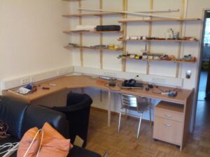 Schreibtisch mit Regal und Brüstungskanal
