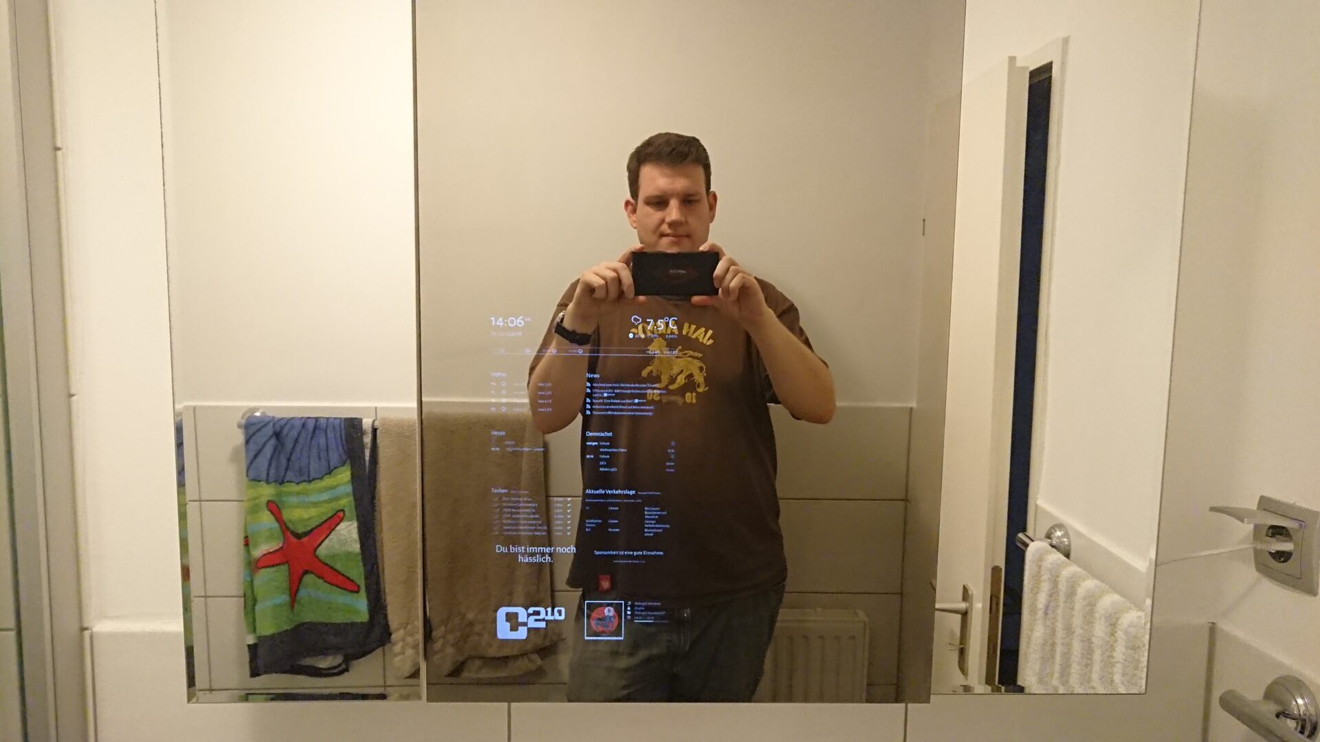 Frontalaufnahme vorm Spiegelschrank