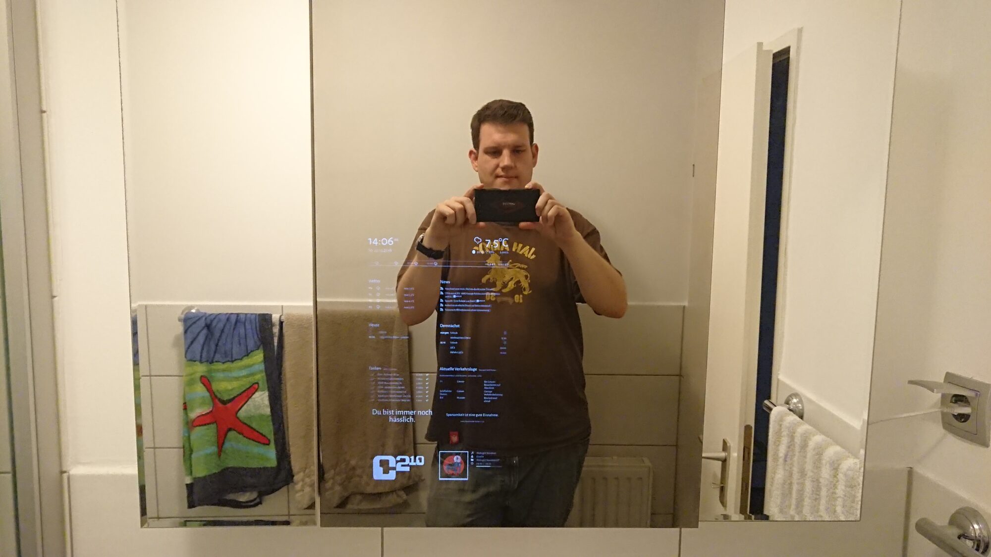 Frontalaufnahme vorm Spiegelschrank