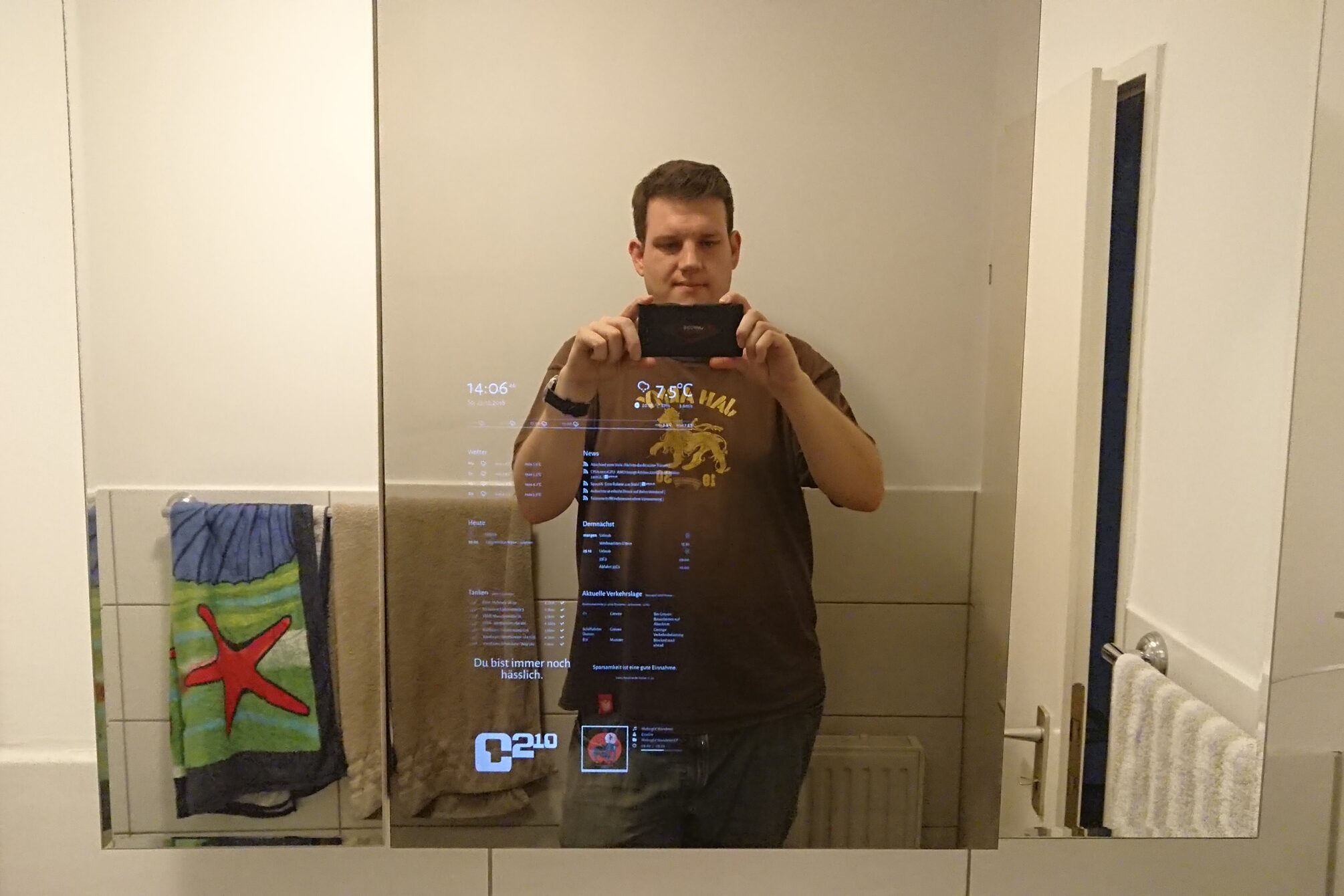 Frontalaufnahme vorm Spiegelschrank