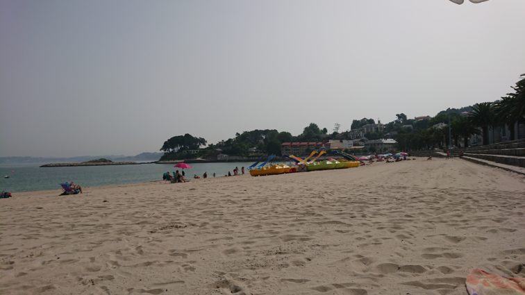 Strand mit Palmen und Tretboten