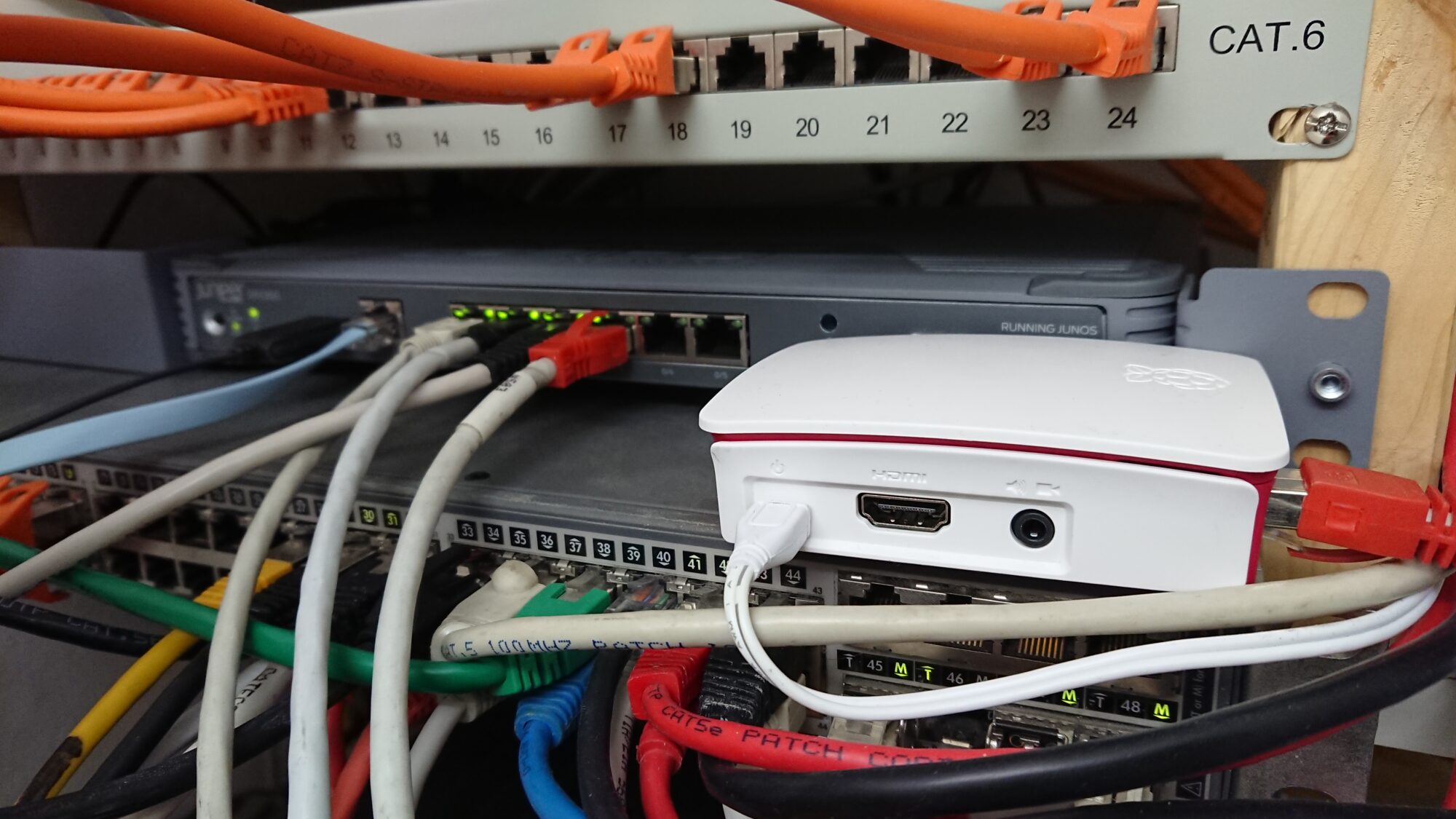 Raspberry Pi 3 B+ mit Raspbian als wireguard VPN Gateway an einer SRX300 Firewall angeschlossen.