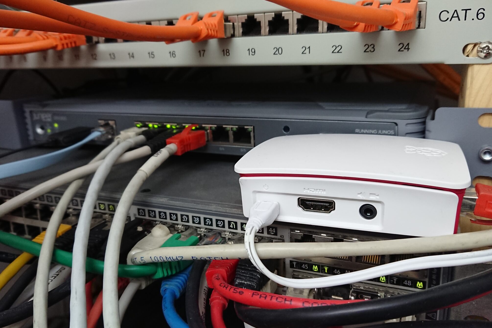 Raspberry Pi 3 B+ mit Raspbian als wireguard VPN Gateway an einer SRX300 Firewall angeschlossen.