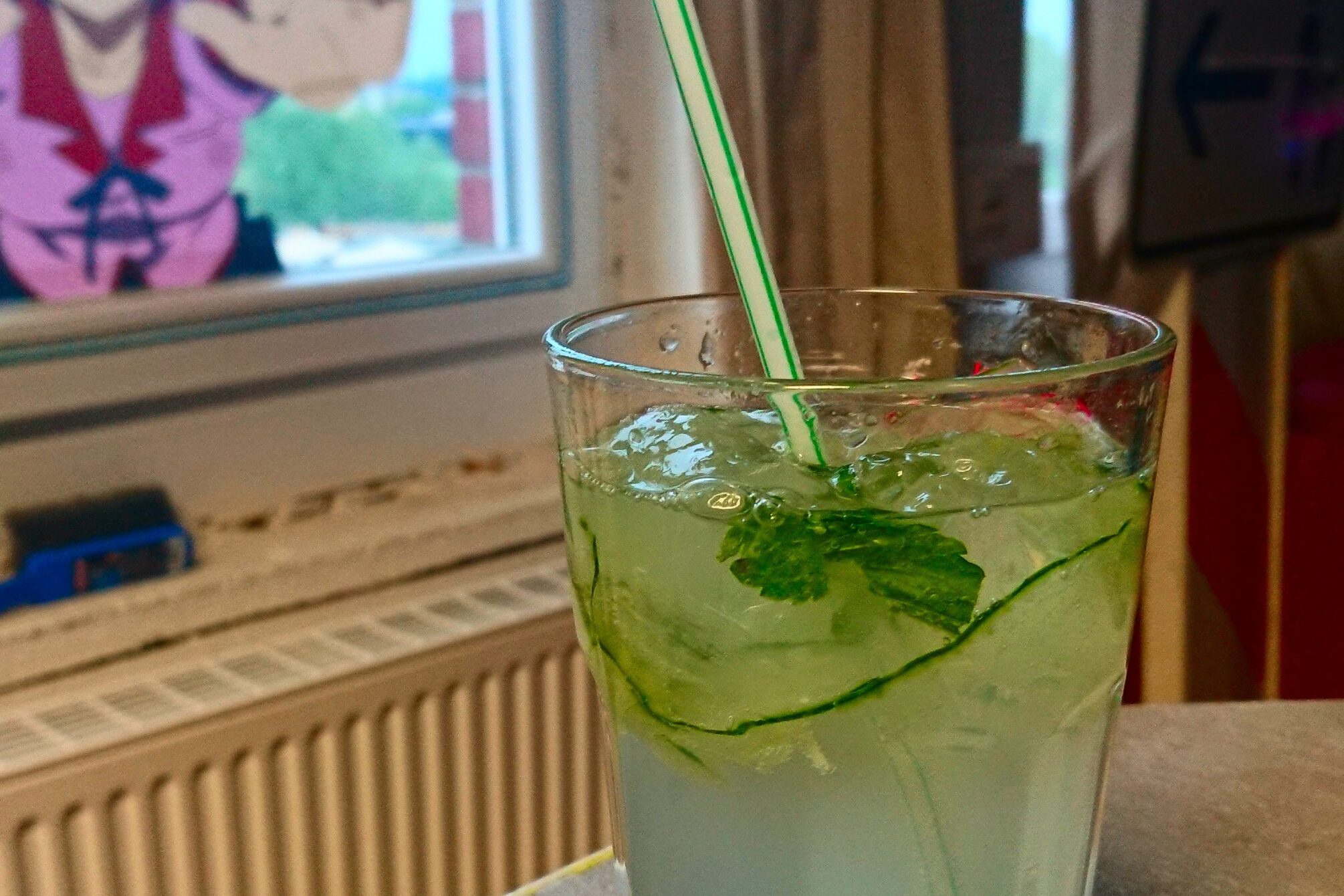 Cocktail mit Gurken und Strohalm