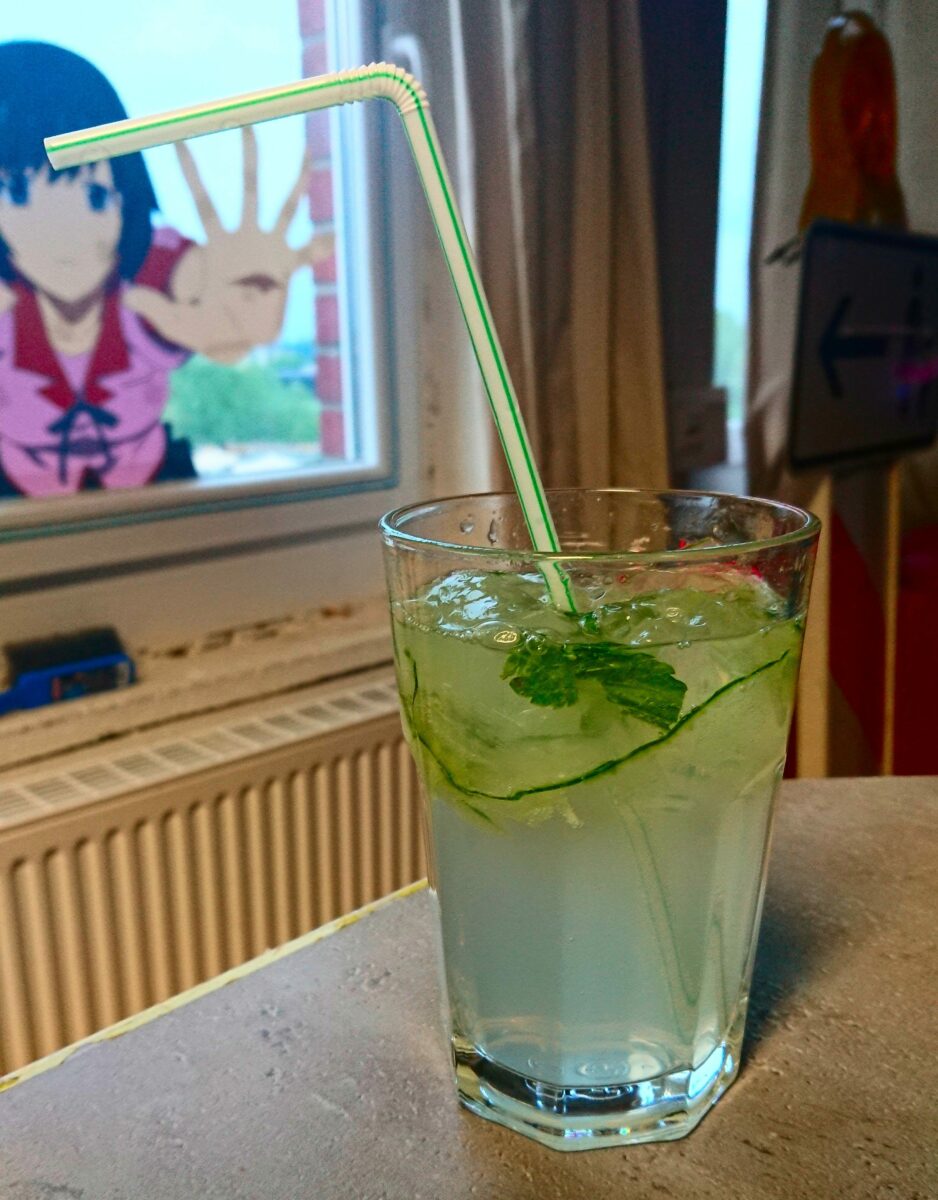 Cocktail mit Gurken und Strohalm