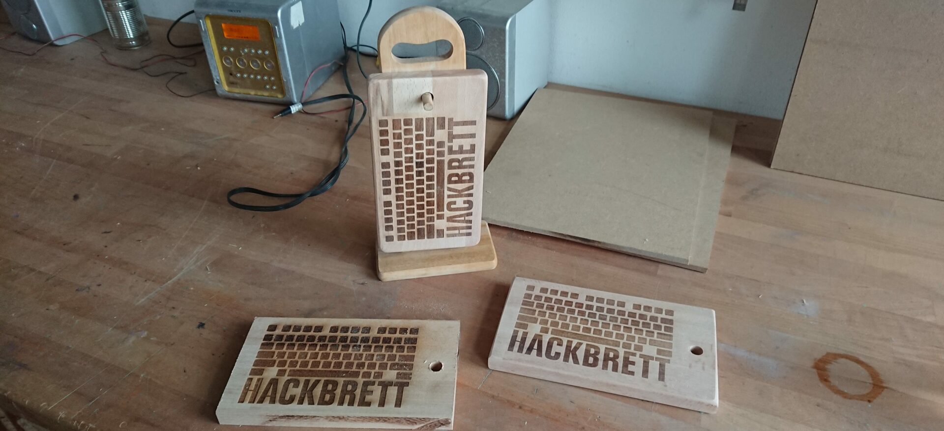 Hackbretter in unterschiedlen Bearbeitungsstadien