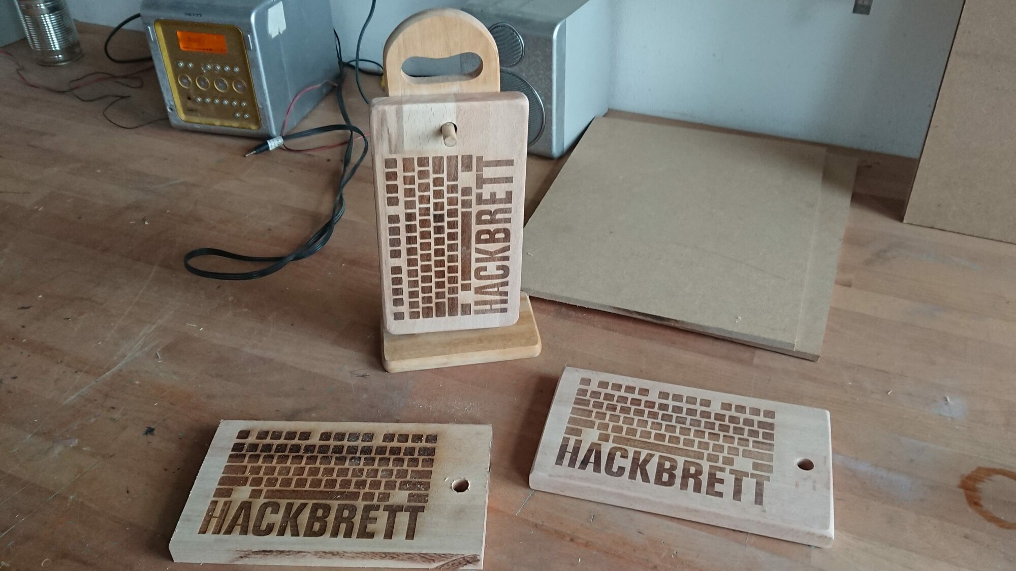 Hackbretter in unterschiedlen Bearbeitungsstadien