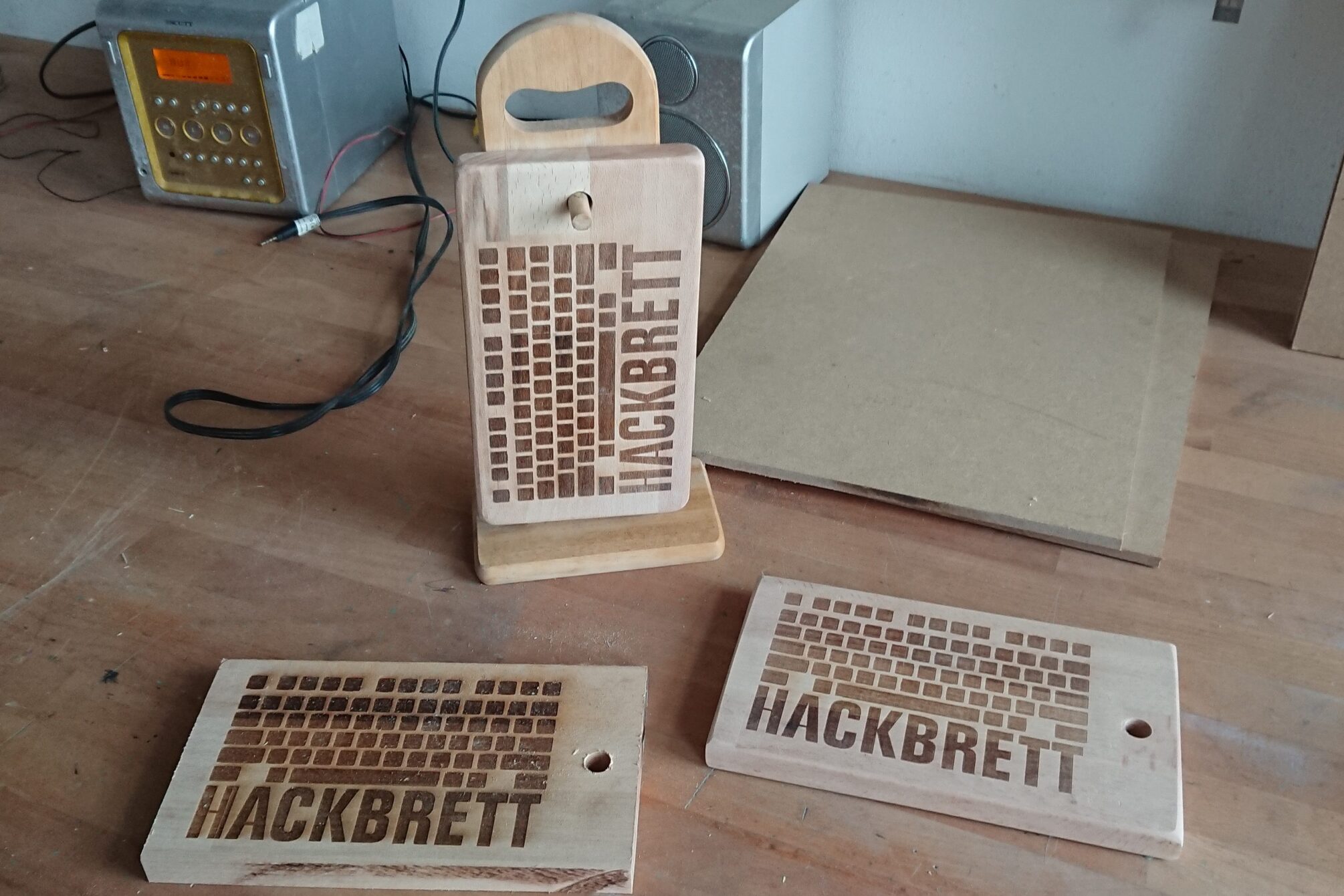 Hackbretter in unterschiedlen Bearbeitungsstadien