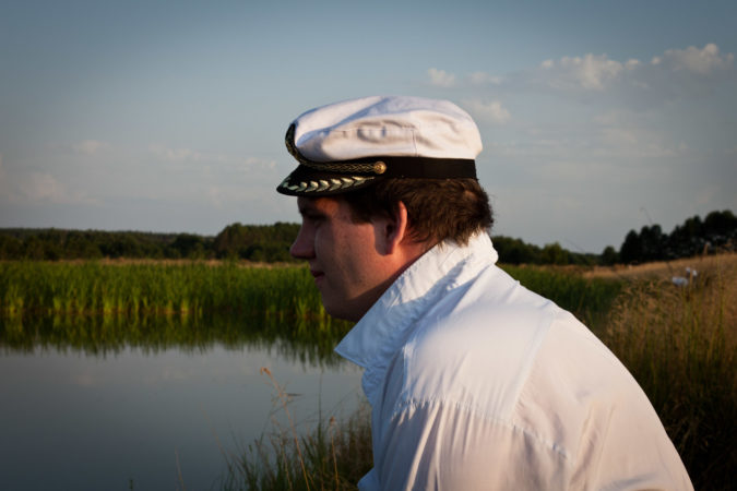 Commander1024 starrt aufs Wasser