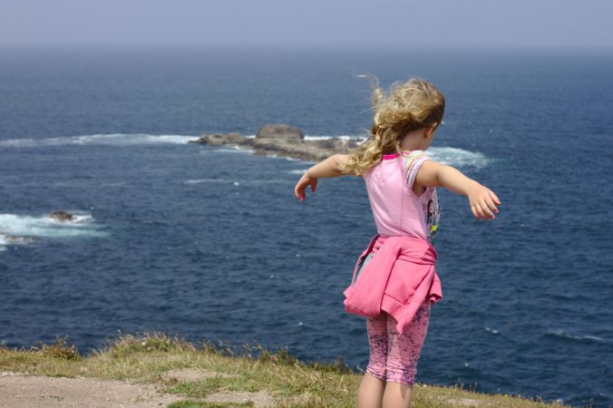 Tochter in steifer Briese