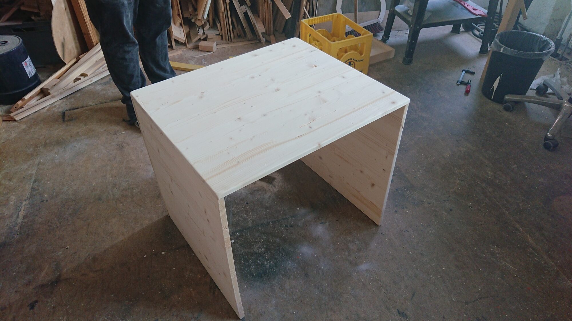 unveredelte Holzkonstruktion von hinten