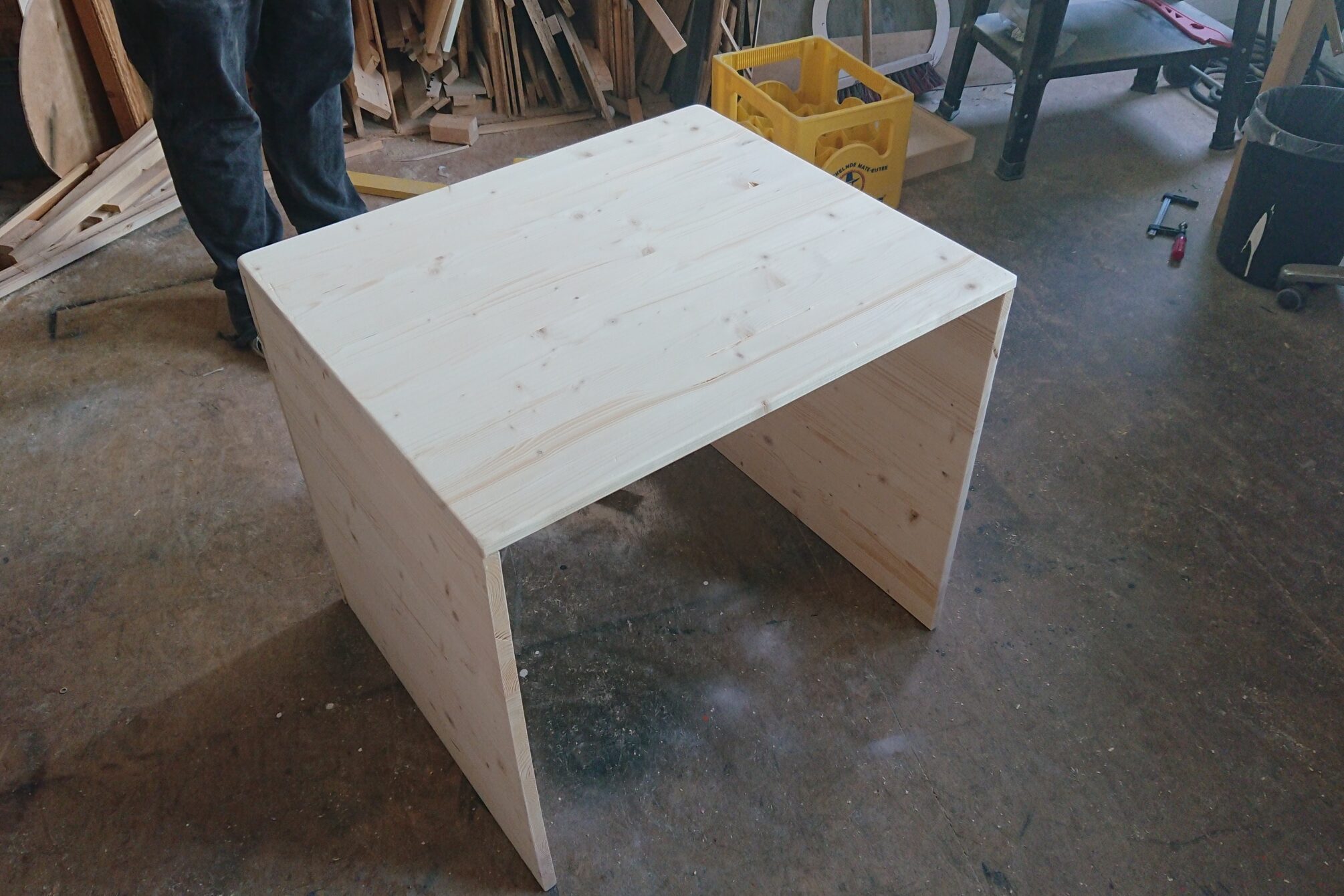 unveredelte Holzkonstruktion von hinten