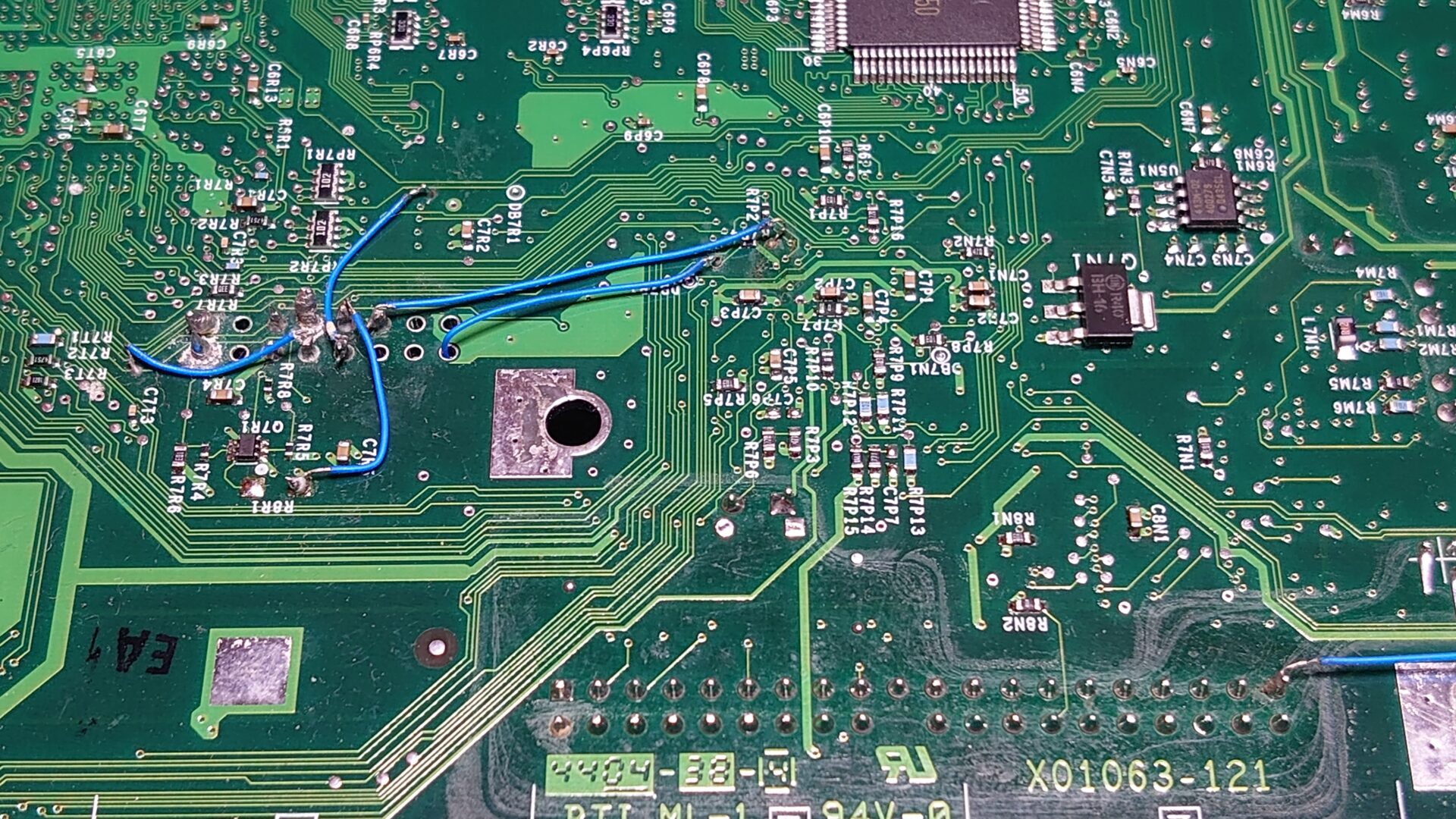 Saubere Arbeit bei der Verlötung des Modchips (und LPC-Rebuild)