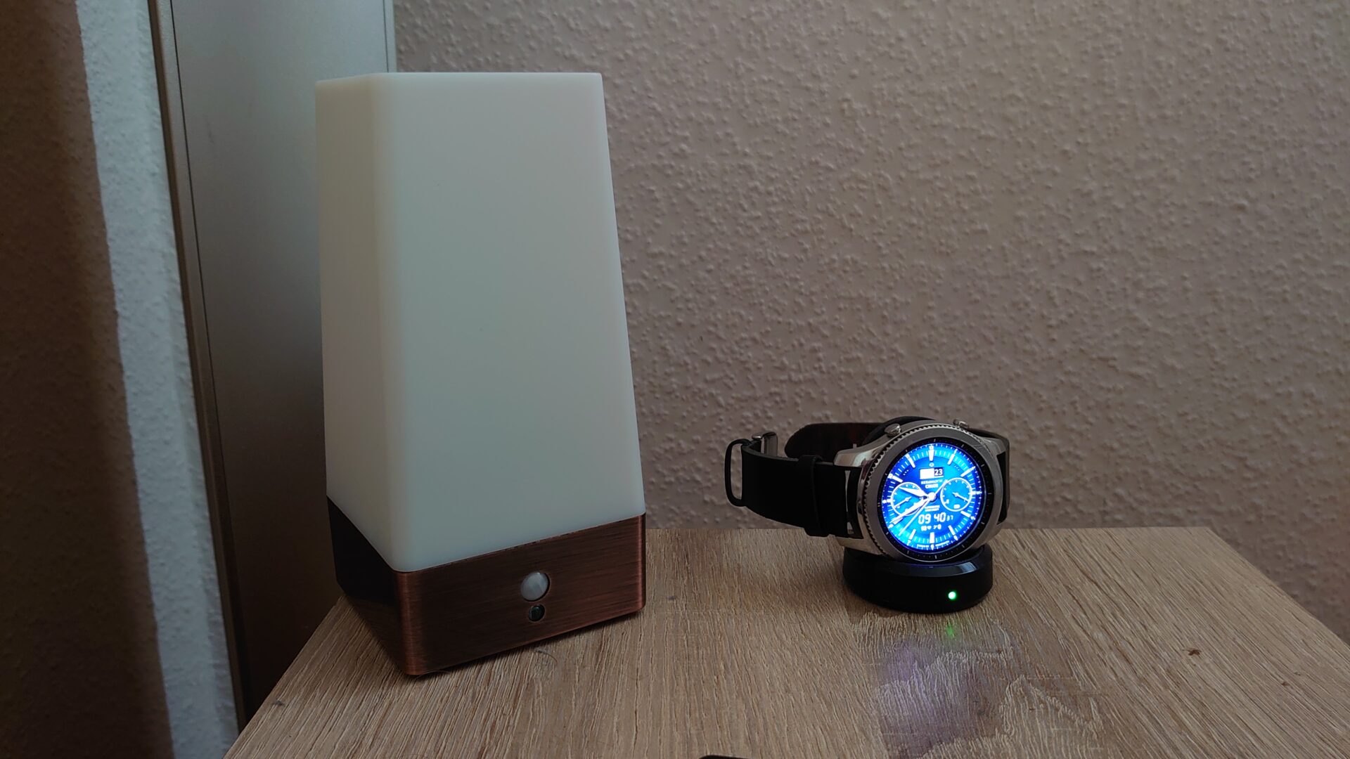 Sleep Phaser v2 auf dem Nachttisch mit SmartWatch