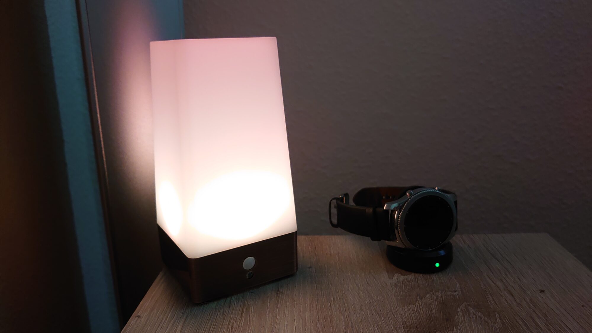 Sleep Phaser v2 Nachtlicht auf dem Nachttisch