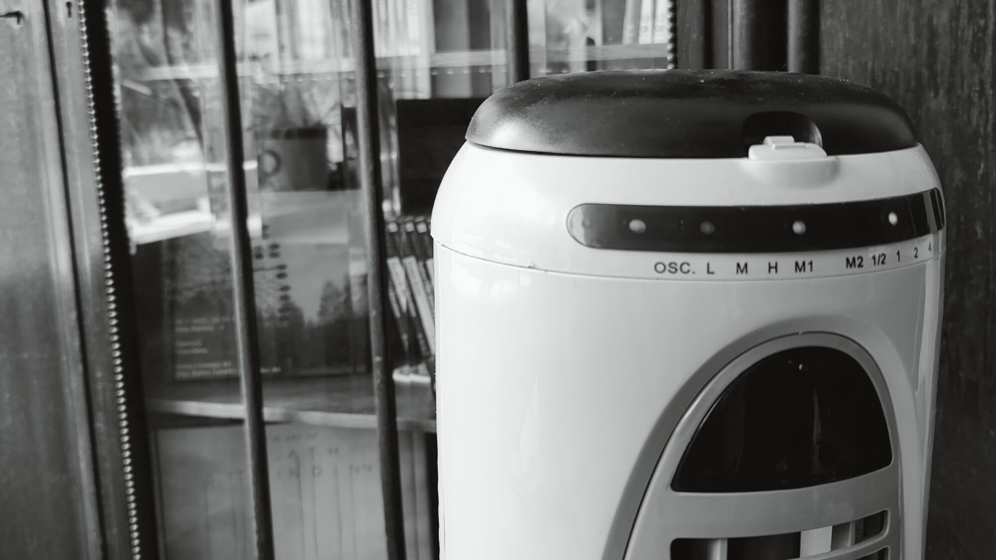 Titelbild mit einem handelsüblichen, günstigen Standventilator