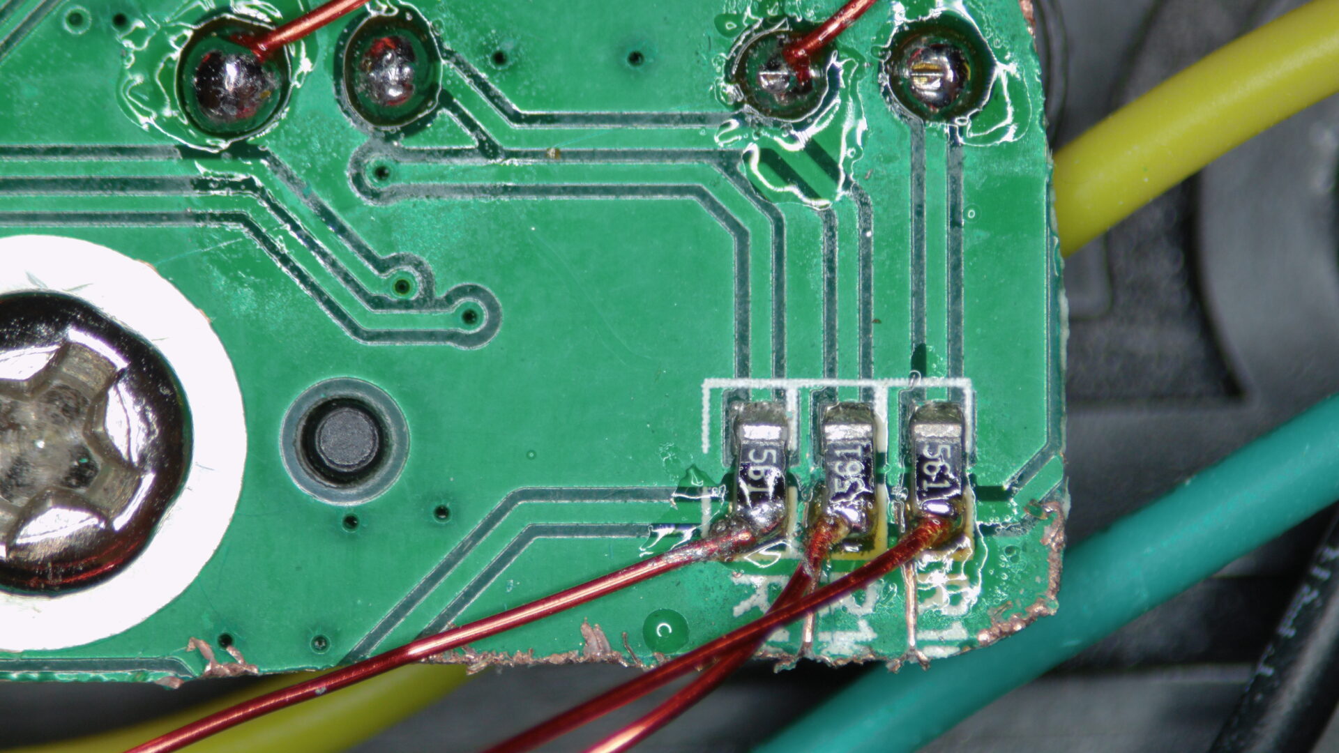 Indikator-LEDs für dem PCB Ausschnitt verkabelt.