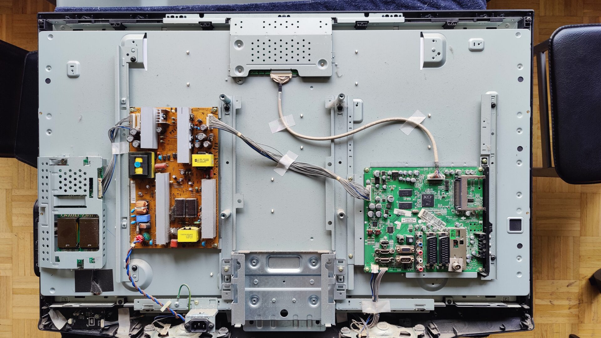 Blick auf die Elektronik nach Entfernung des Rückendeckels