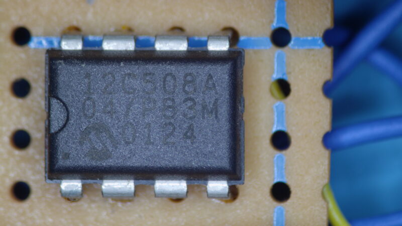 PIC12C508A Microcontroller mit unbekannter PSX Modchip Firmware