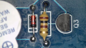 Buzzer, Zener Diode, Widerstand und Mosfet unter dem Mikroskop