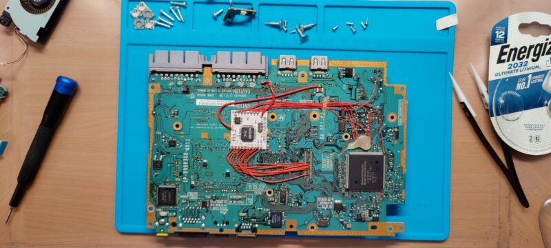 unangetastetes, freigelegtes Mainboard (unten)