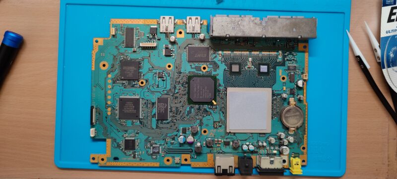 unangetastetes, freigelegtes Mainboard (oben)