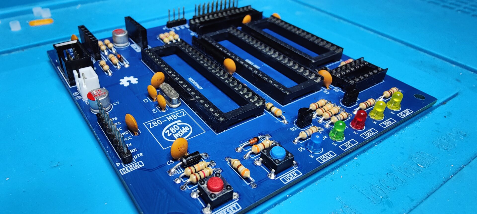 Gereinigt und getrocknetes, fertiggestelltes Mainboard