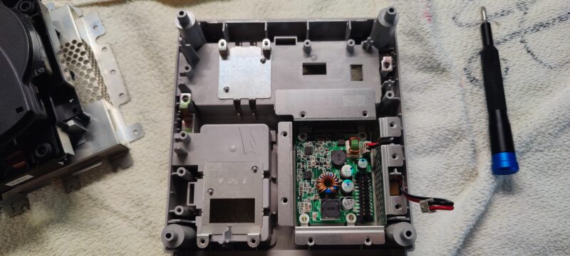 12V Netzteil im Boden des Gehäuses