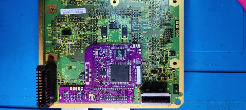 Modchipinstallation auf der Unterseite des Mainboards