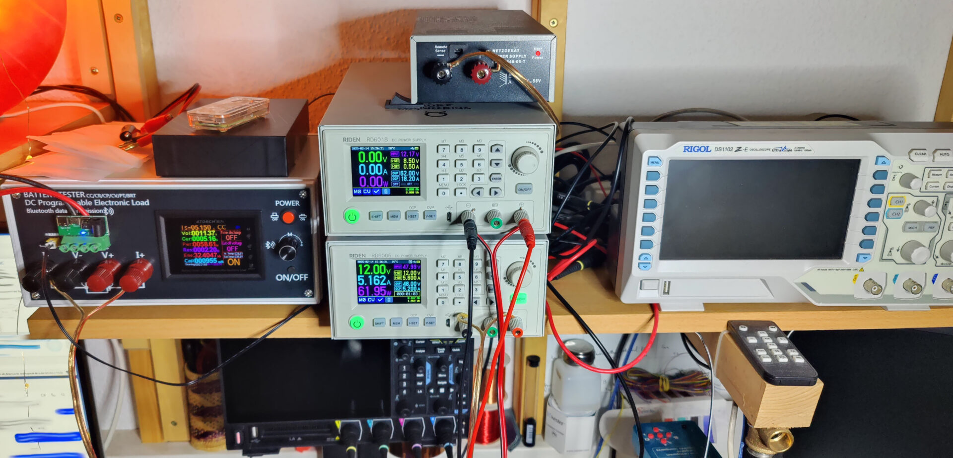 Programmierbare Netzteile, elektronische Last und 2 Oszilloskope