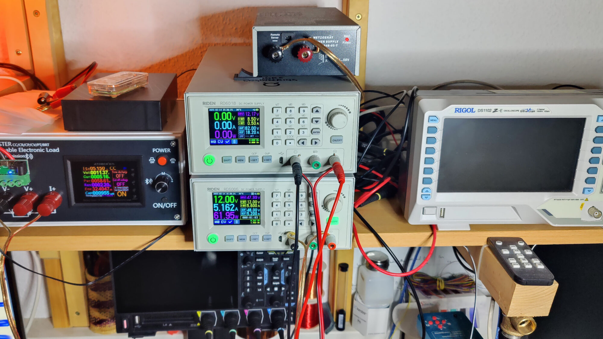 Programmierbare Netzteile, elektronische Last und 2 Oszilloskope