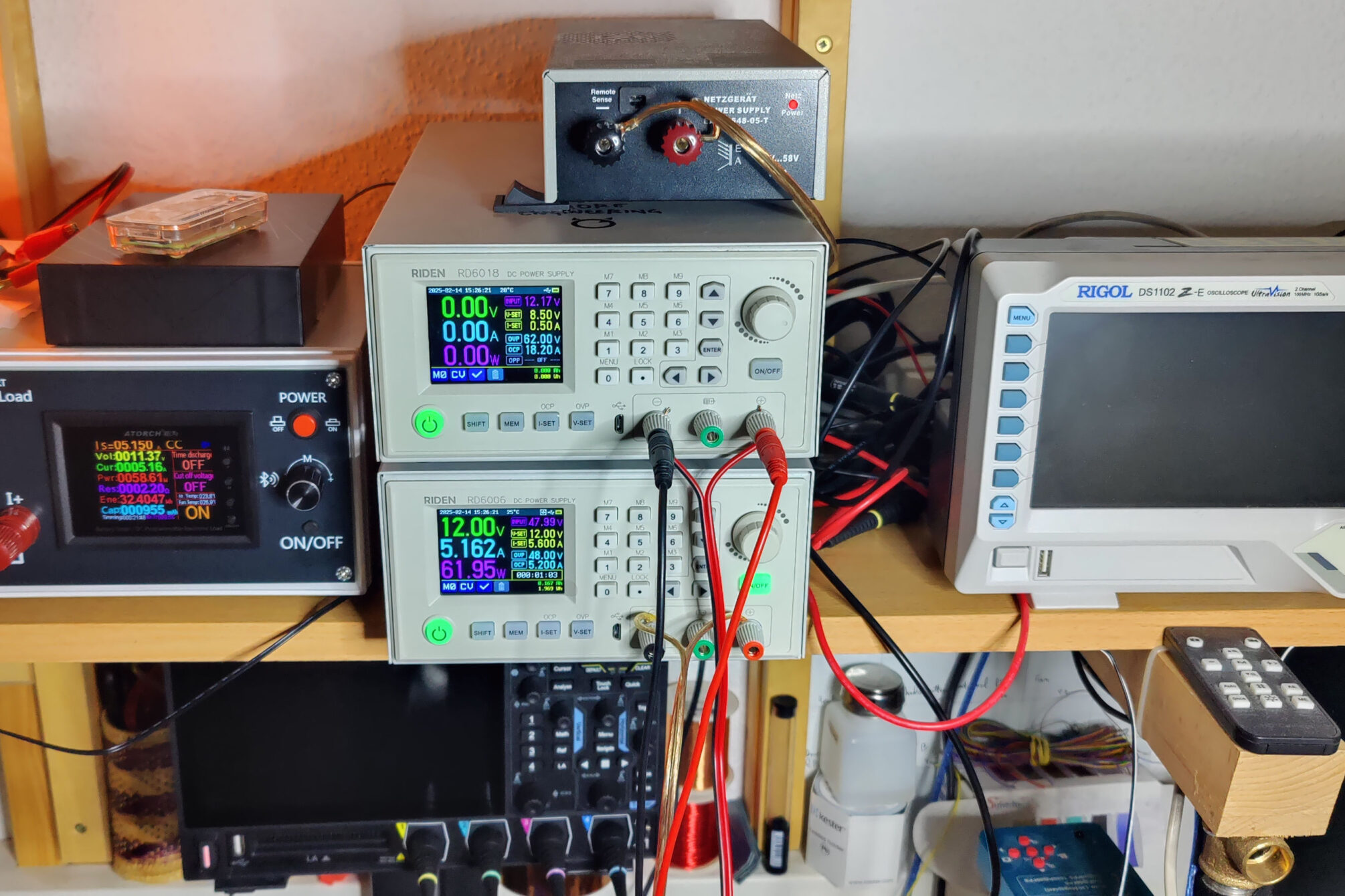 Programmierbare Netzteile, elektronische Last und 2 Oszilloskope