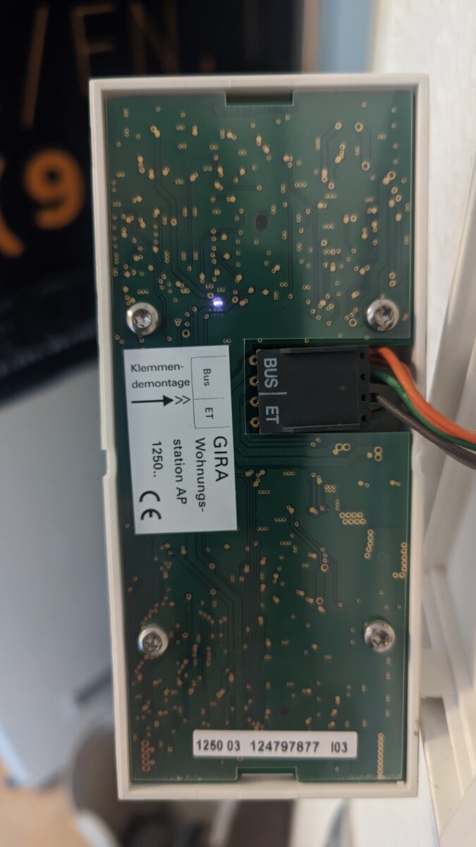 Rückseite GIRA Wohnungsstation mit Stecker für Bus und Etagenschalter.