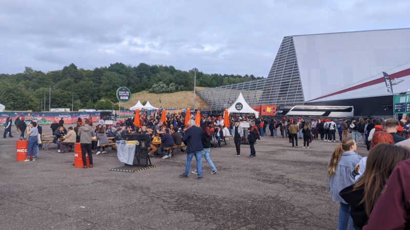 Warteschlange zum Merch Stand
