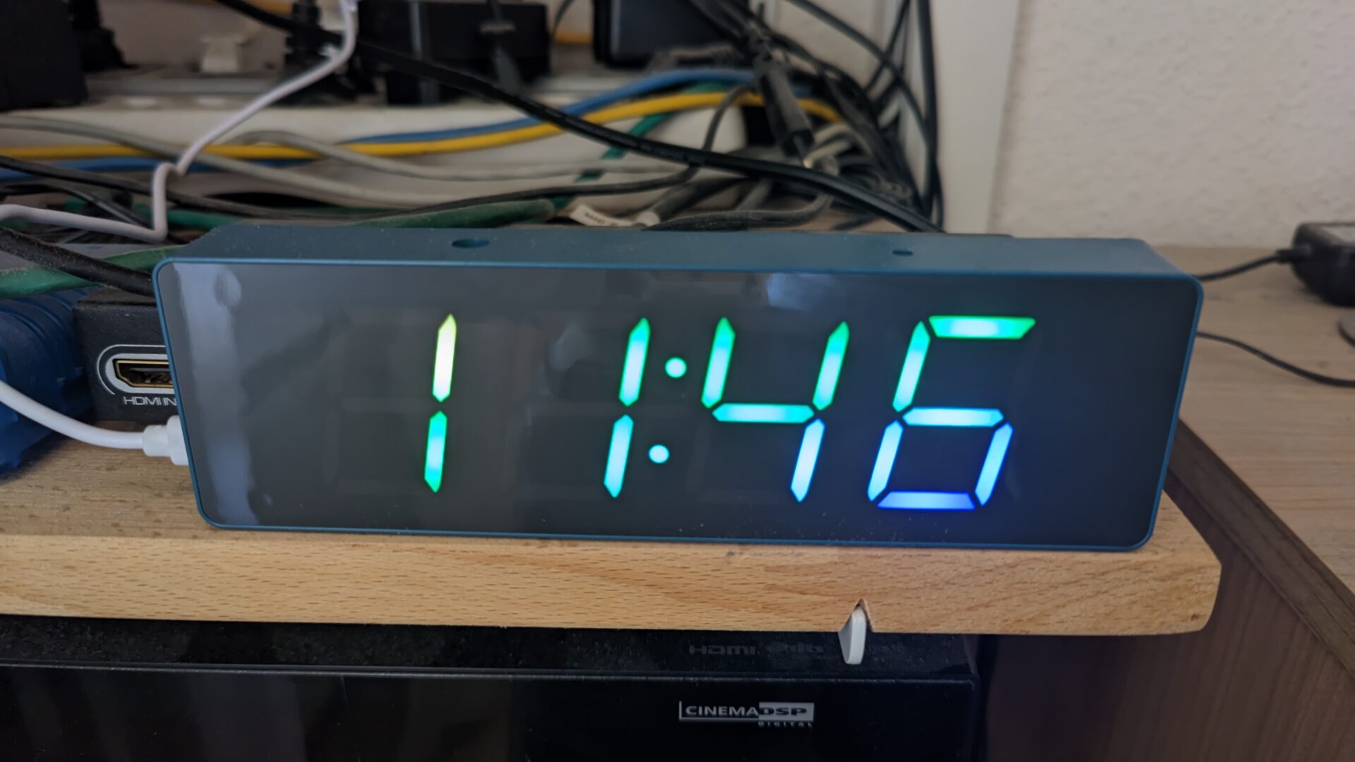 Fertige Uhr im LED Segment Farbverlaufsmodus