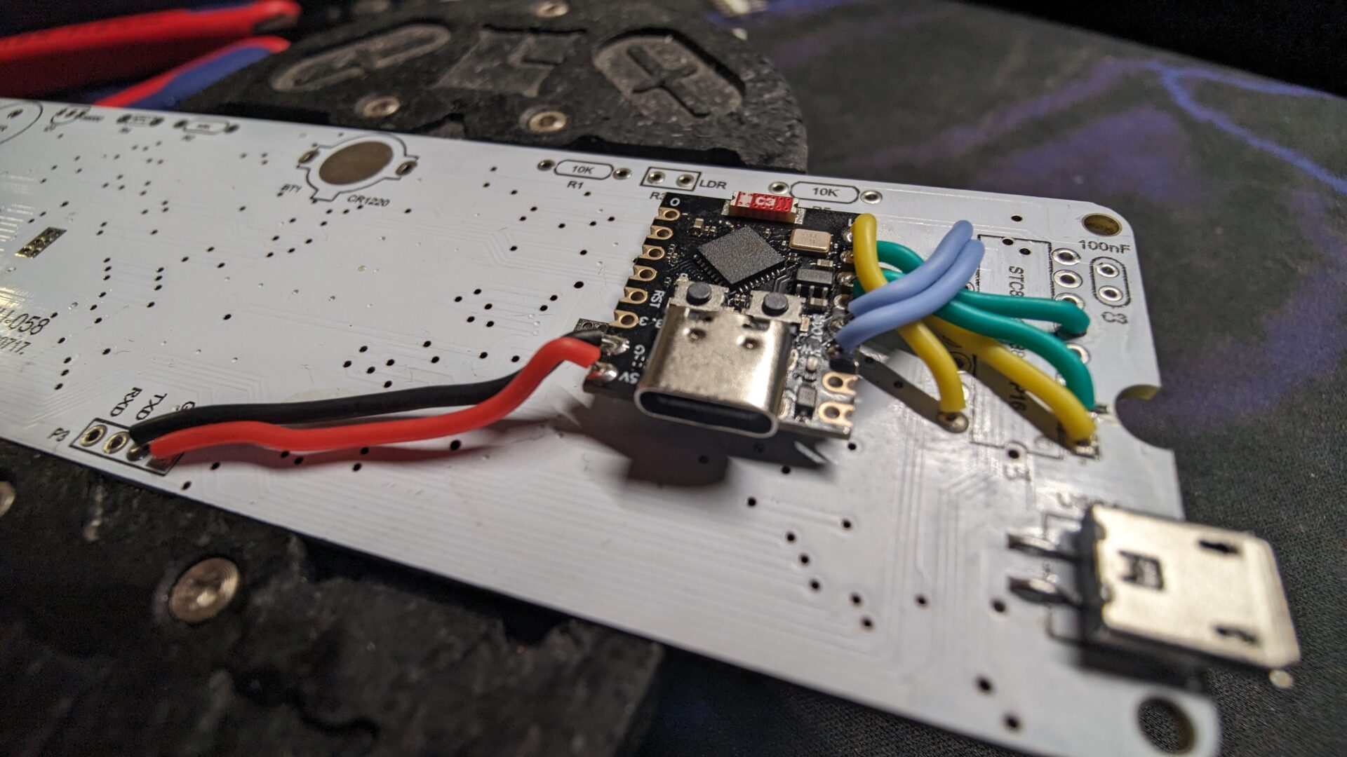 Minimal bestücktes PCB der Uhr mit ESP32-C3 Supermini